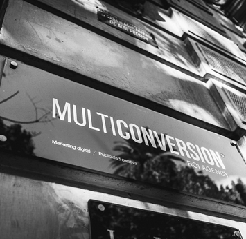 Fachada de la oficina de Multiconversion con el rótulo de la agencia.
