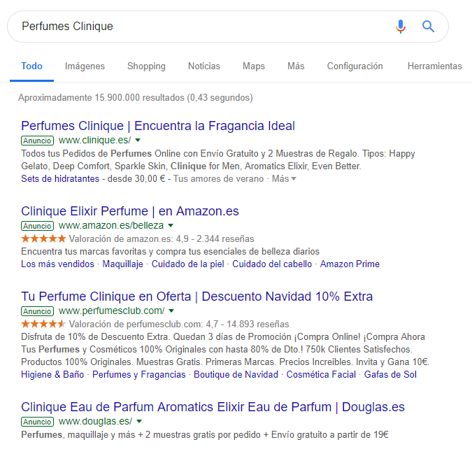 Resultados de Google para «Perfumes Clinique»: anuncios de Clinique, Amazon, Perfume’s Club y Douglas compiten por la misma búsqueda de marca.
