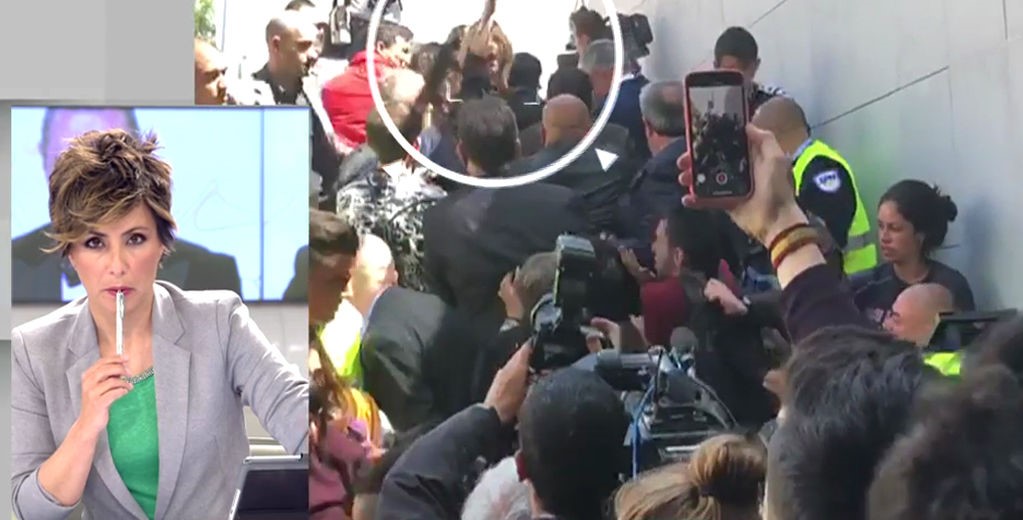 Montaje televisivo de una presentadora y una escena de protesta con cámaras y policía.