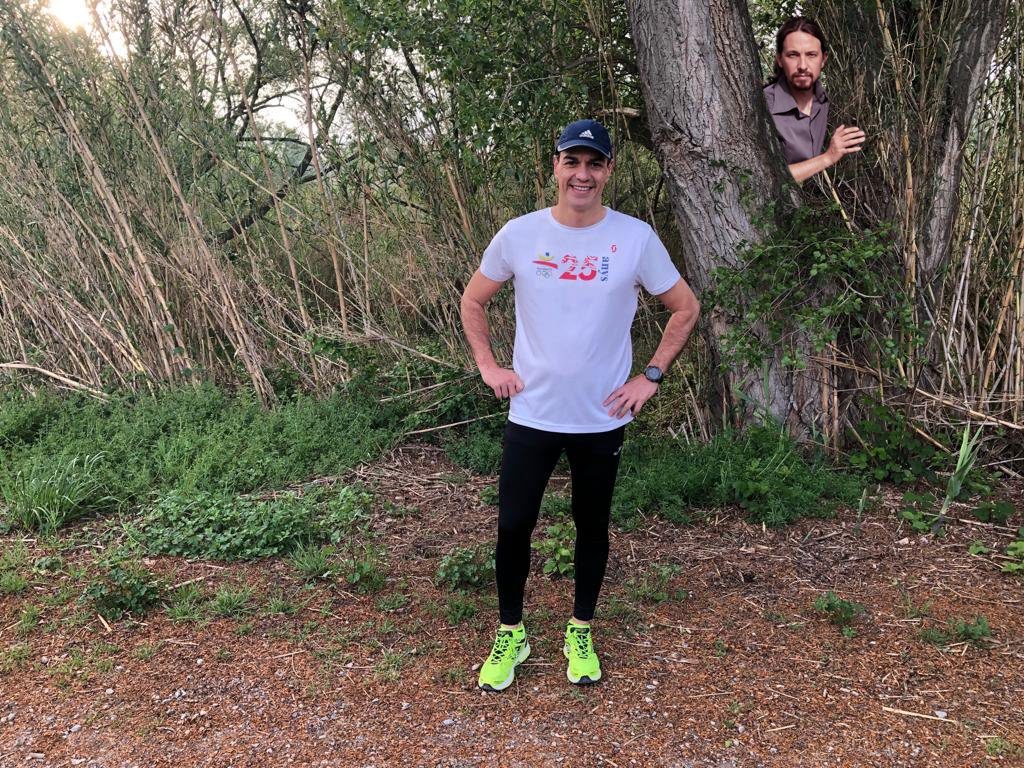 Fotografía de Pedro Sánchez con ropa de correr junto a un camino.