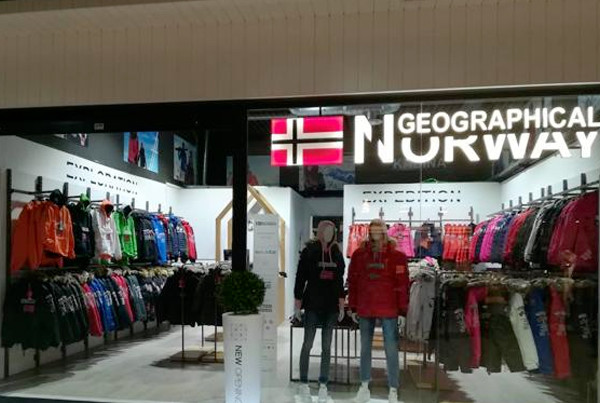 Fachada de una tienda Geographical Norway con su rótulo y escaparates.