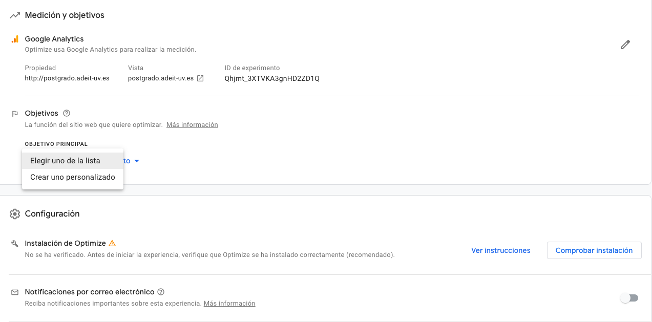 Configuración de una experiencia en Google Optimize: vinculación con Google Analytics, objetivos y comprobación de la instalación.